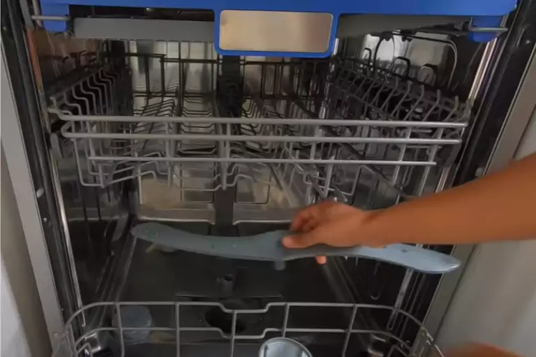 Clean your dishwasher tray